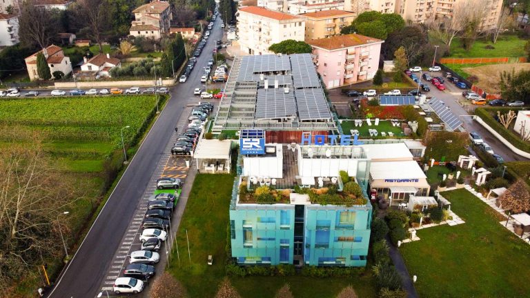 Pisa, un hotel con impianto fotovoltaico dopo audit energetico