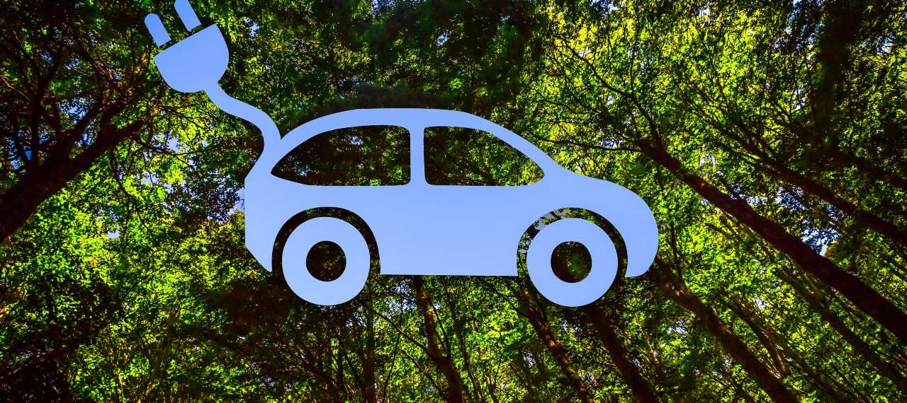 Disegno di un'auto elettrica su sfondo alberato, mobilità elettrica