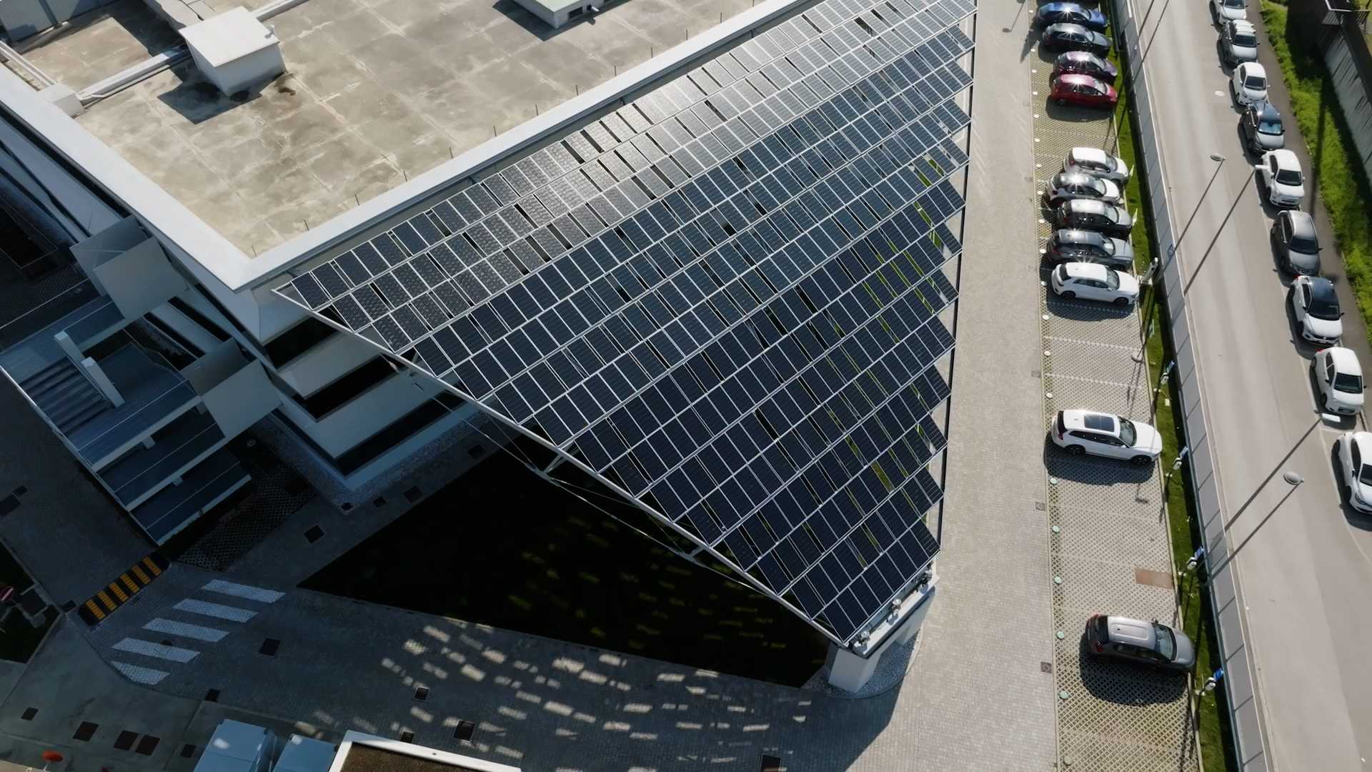 Pannelli fotovoltaici su struttura curva