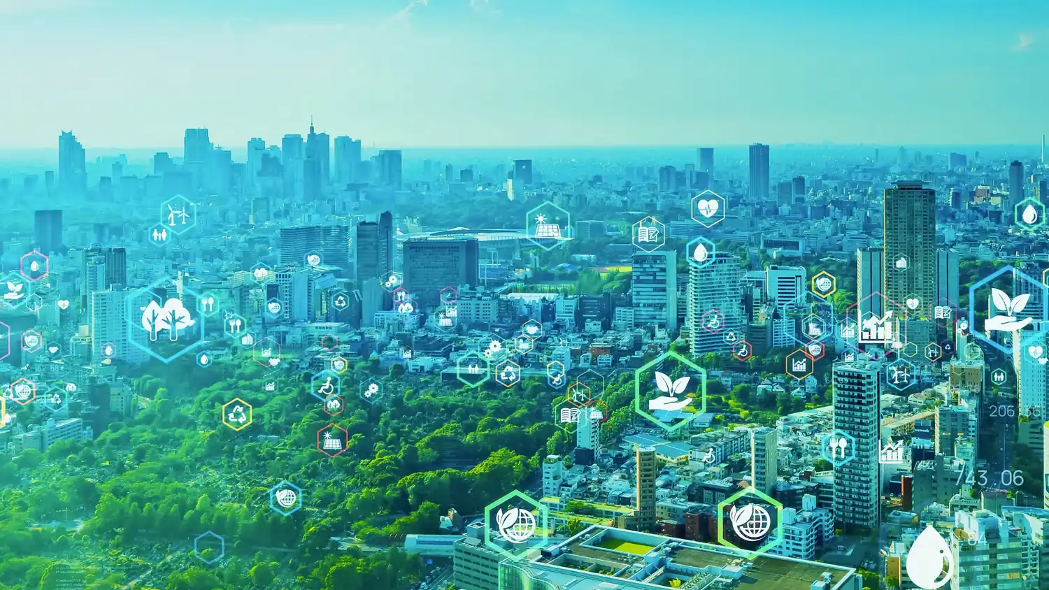 Vista aerea di una città con icone digitali di sostenibilità sovrapposte, rappresentanti tecnologie ecologiche.