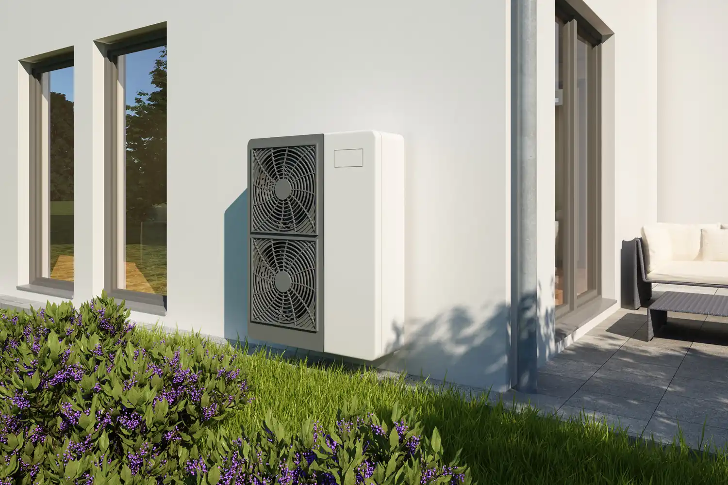 Pompa di calore esterna accanto a una casa con giardino curato e due grandi finestre.