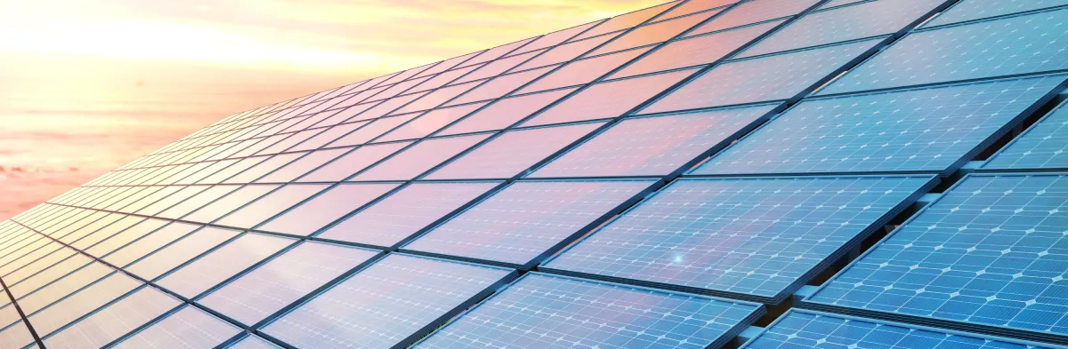 Pannelli solari su tetto con sole al tramonto, energia verde e rinnovabile.