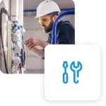 Elettricista al lavoro su un quadro elettrico indossando casco di sicurezza e occhiali protettivi. Icona attrezzi.