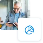 Uomo anziano con tablet vicino a finestra, icona grafico a torta blu in sovrimpressione.