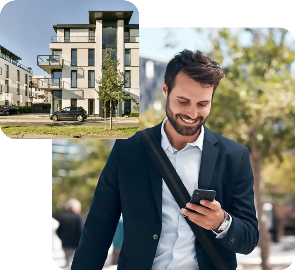 Uomo in giacca sorride guardando smartphone, edificio moderno sullo sfondo.