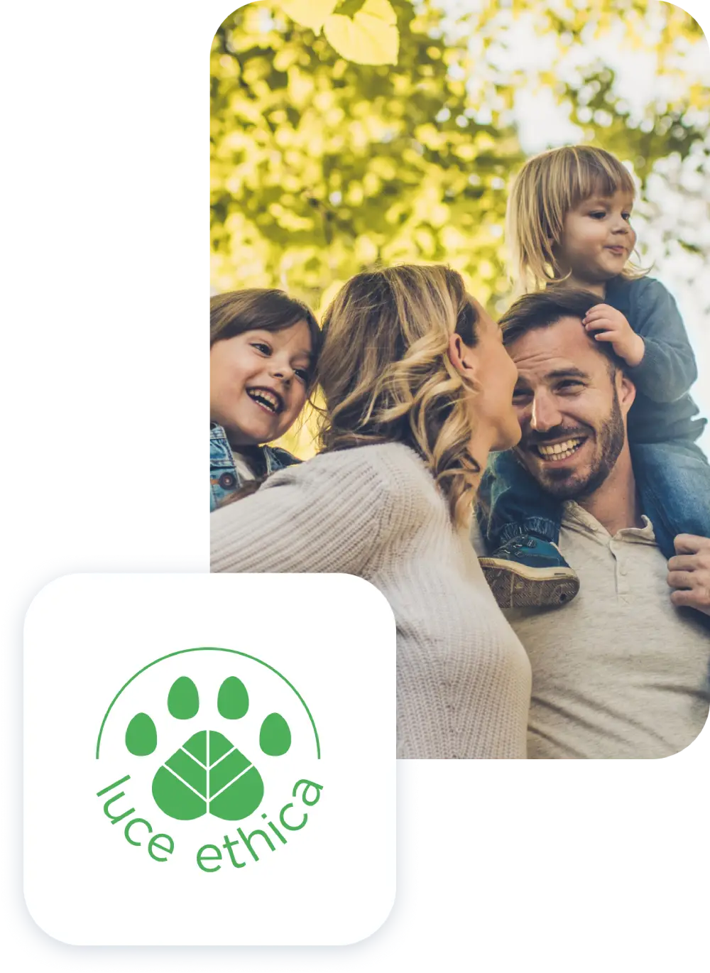 Famiglia sorridente all'aperto sotto gli alberi, logo luce ethica in basso a sinistra.