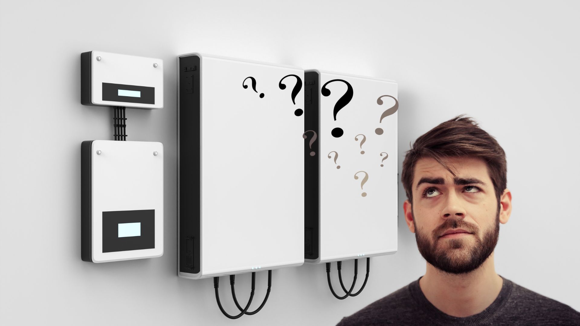 Uomo pensieroso davanti a dispositivi elettronici con punti interrogativi, indeciso sulla scelta o connessione di apparecchi.