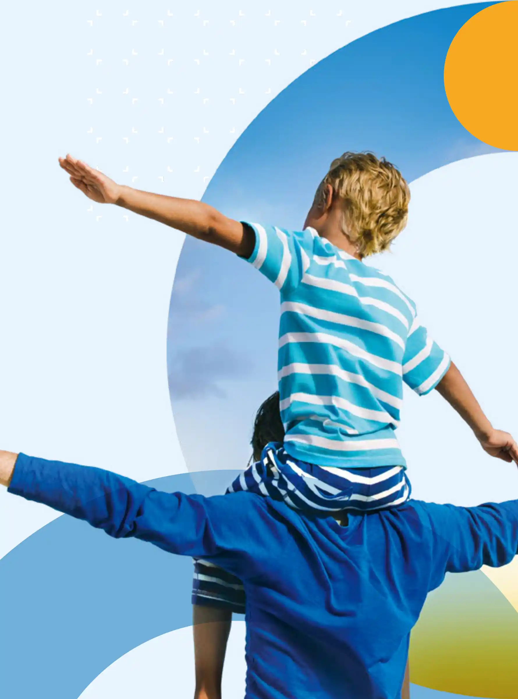 Bambino con maglia a righe su spalle di adulto in maglia blu, sfondo cielo e forme geometriche.