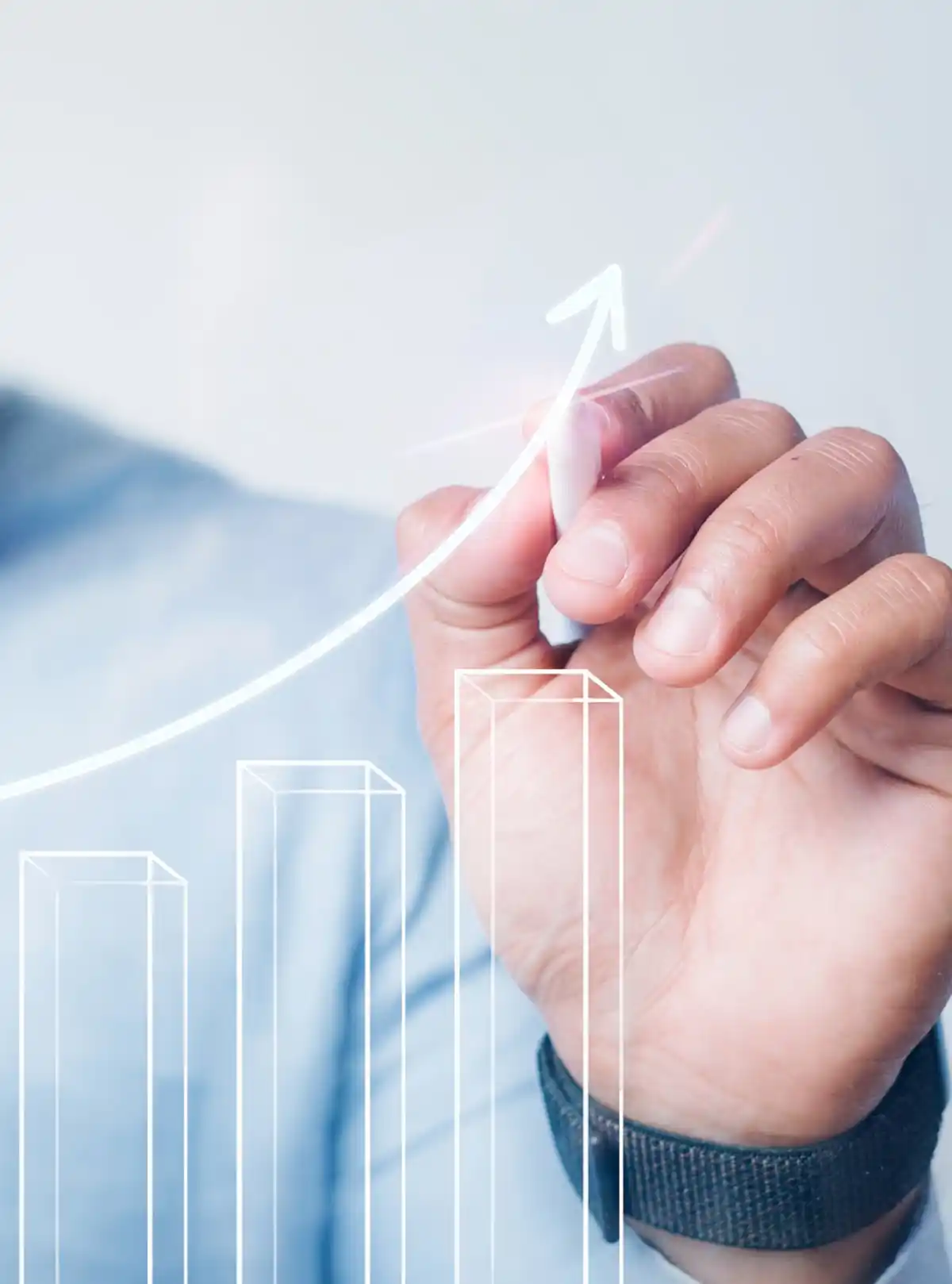 Mano disegna freccia crescente su grafico virtuale, simbolo di successo aziendale o crescita finanziaria.