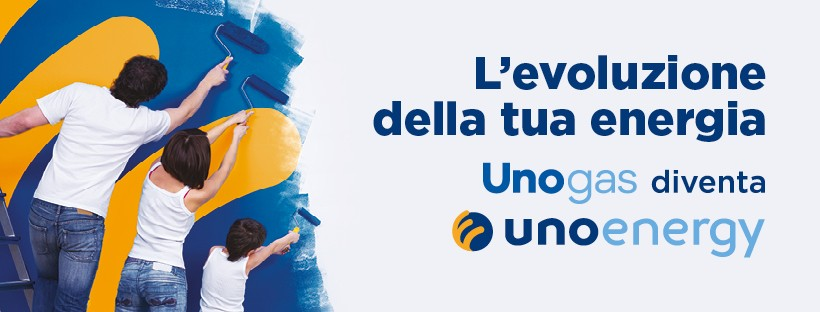 Famiglia dipinge muro, testo L'evoluzione della tua energia, Unogas diventa unoenergy a destra.