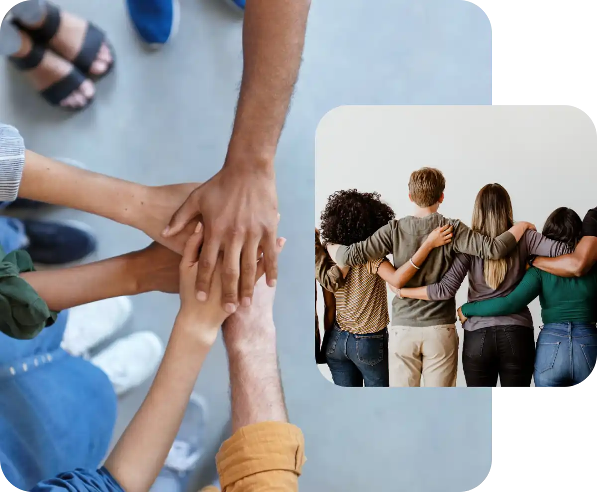 Mani sovrapposte in segno di unità, persone abbracciate di spalle per rappresentare lavoro di squadra.