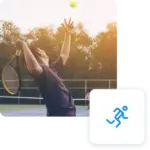 Tennista esegue un servizio su campo all'aperto con luce solare al tramonto. Icona di corsa in primo piano.