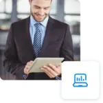 Uomo in giacca e cravatta che usa un tablet, icona di analisi dati in sovraimpressione.