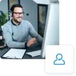 Operatore di supporto al computer con cuffie e microfono, scrivania con tastiera e cartellina. Icona assistenza cliente.