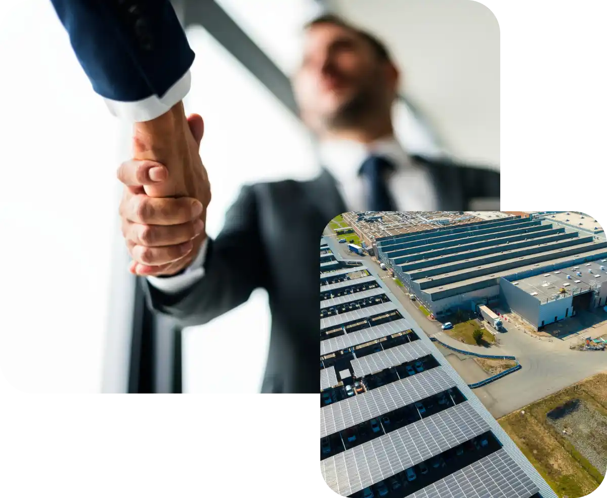 Stretta di mano tra due persone in ufficio, accanto foto aerea di impianti industriali con pannelli solari.