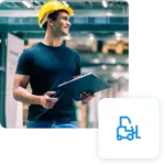 Uomo con casco giallo in magazzino, tiene cartellina. Icona carrello elevatore blu in basso a destra.