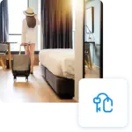 Donna con valigia in camera d'hotel luminosa, icona chiave in basso a destra.