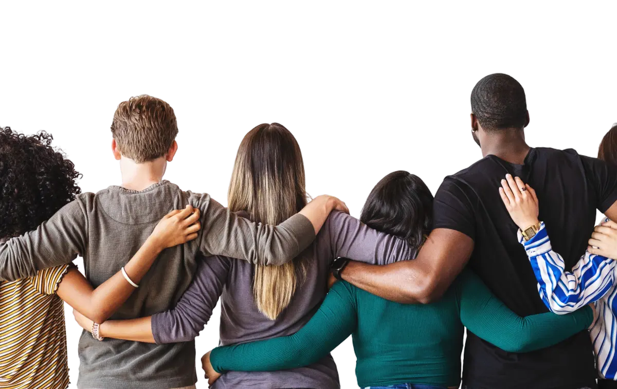 Un gruppo di persone viste di spalle si abbraccia in segno di unità.