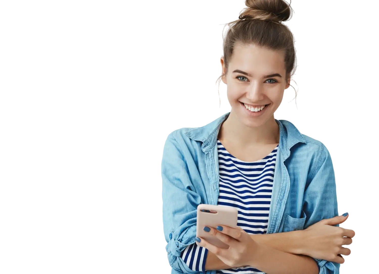 Donna sorridente con camicia di jeans e maglia a righe, tiene smartphone, sfondo trasparente.