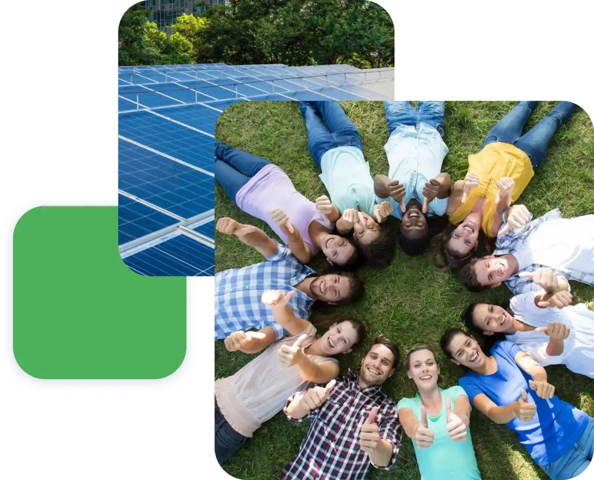 Gruppo di persone sdraiate in cerchio sull'erba fanno il pollice in su; pannelli solari sullo sfondo.