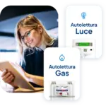 Donna usa tablet con icone di autolettura luce e gas, contatori mostrati su schermo.