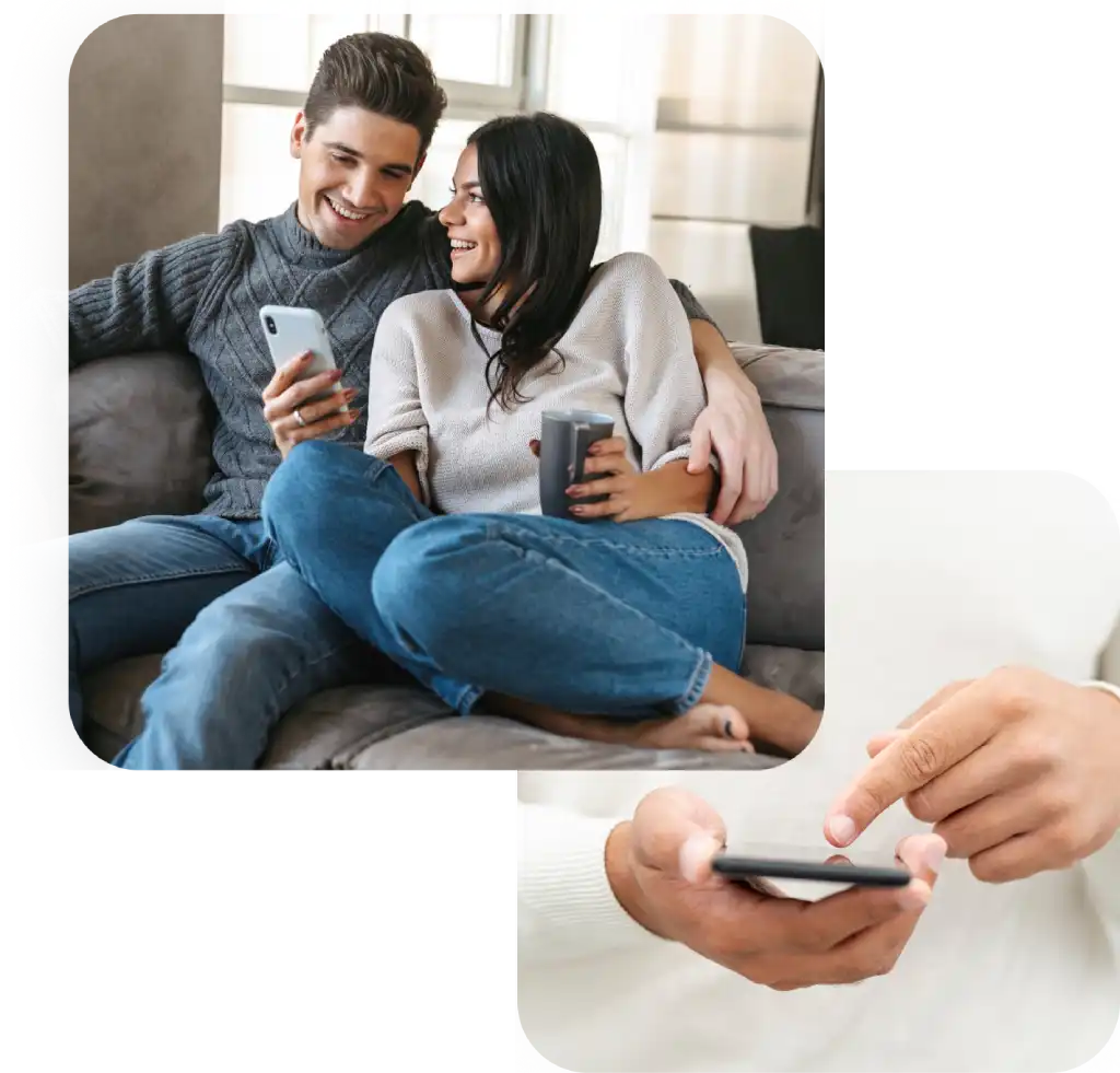 Coppia in casa seduta sul divano che controlla l'applicazione sullo smartphone