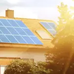Tetto casa con pannelli solari