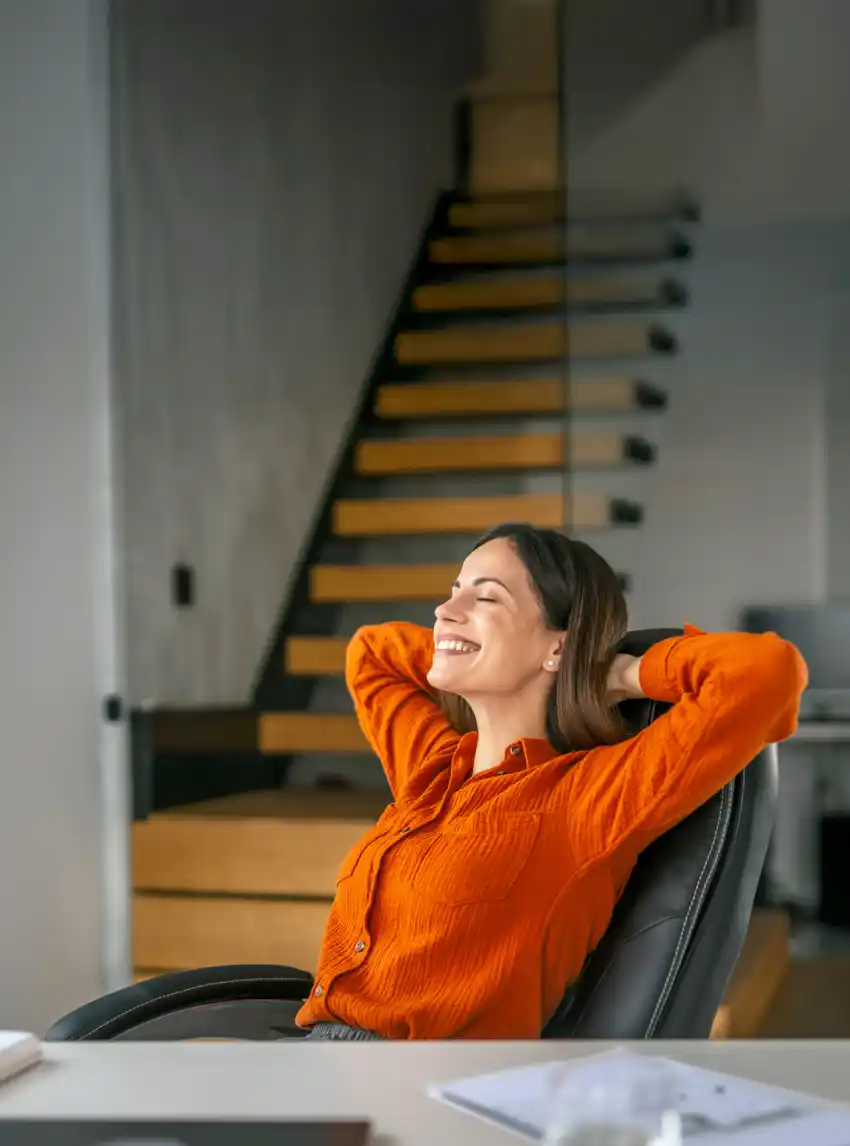 Donna felice e rilassata seduta su poltrona