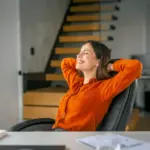 Donna felice e rilassata seduta su poltrona