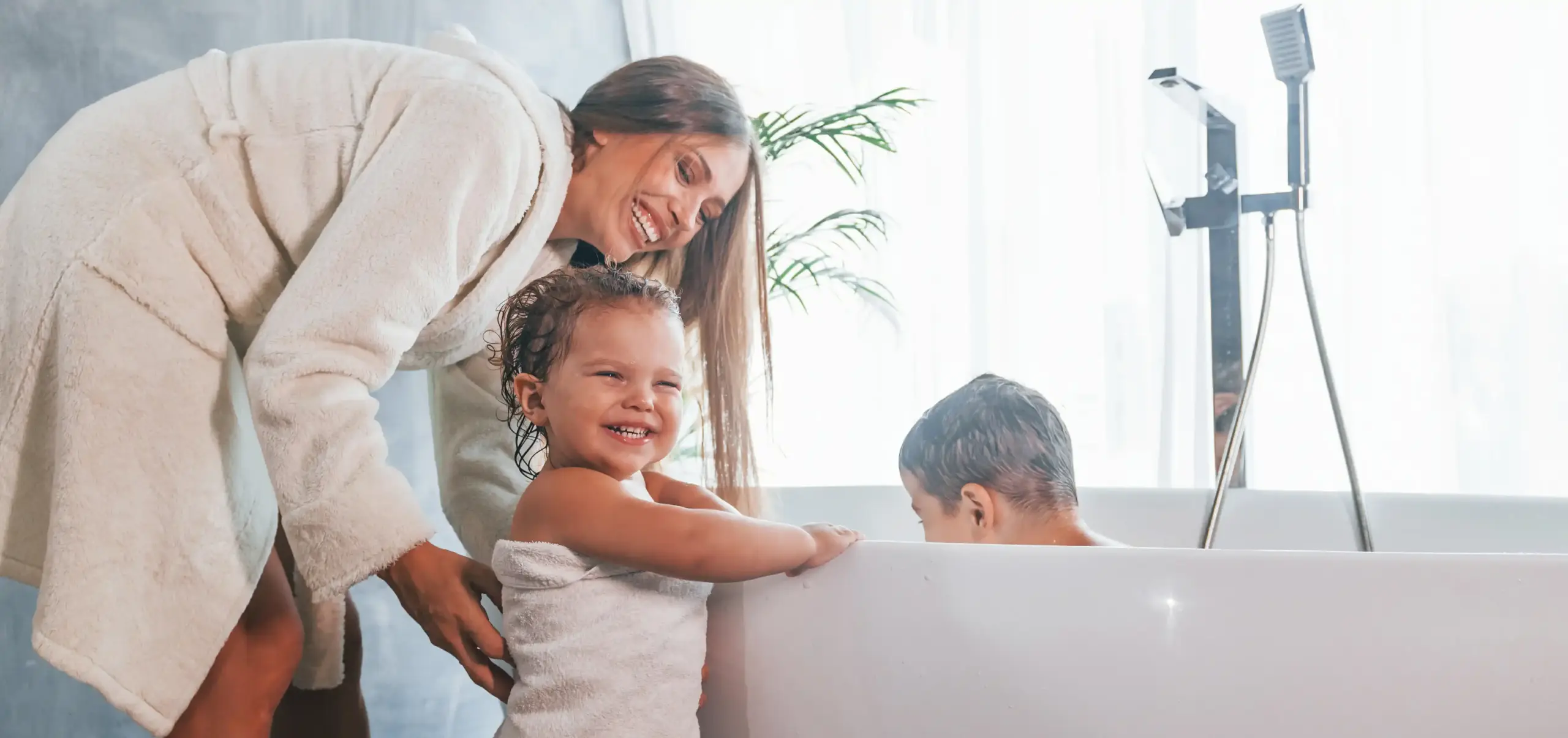 Mamma fa il bagnetto ai figli