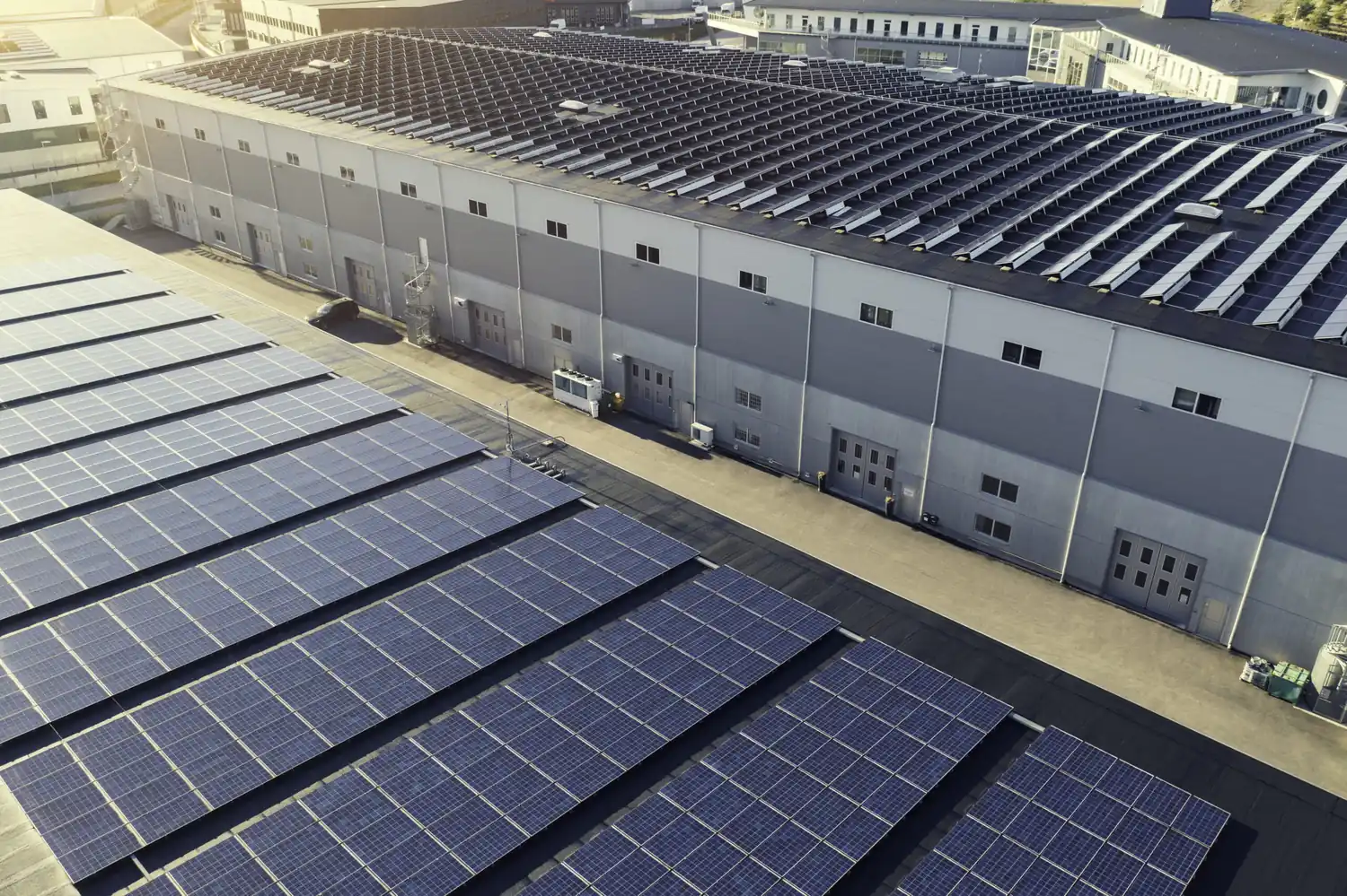 Capannoni industriali visti dall'alto con pannelli solari sul tetto