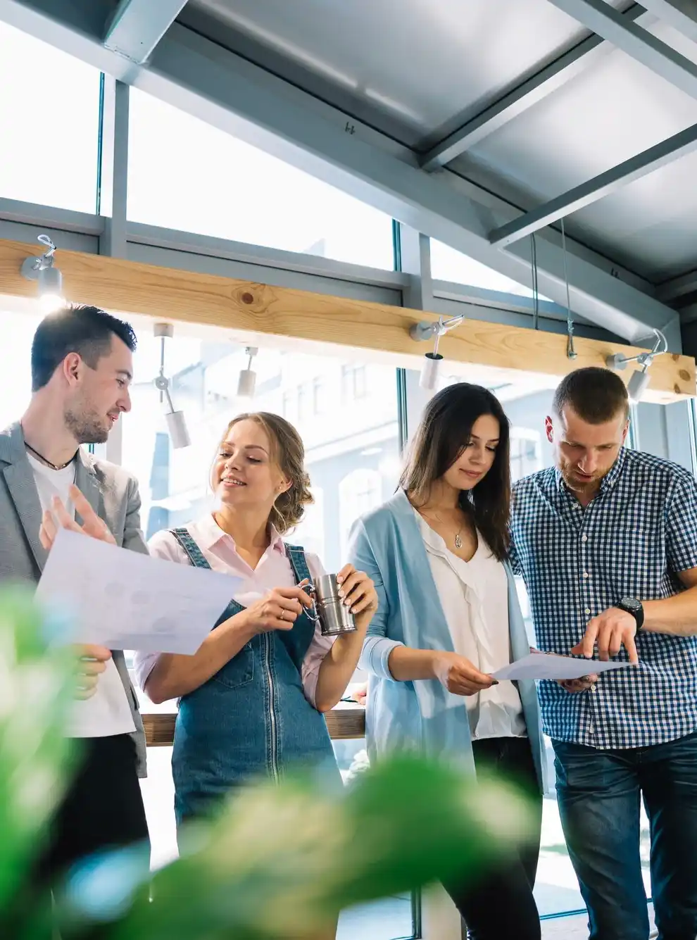 Persone che parlano e discutono di lavoro