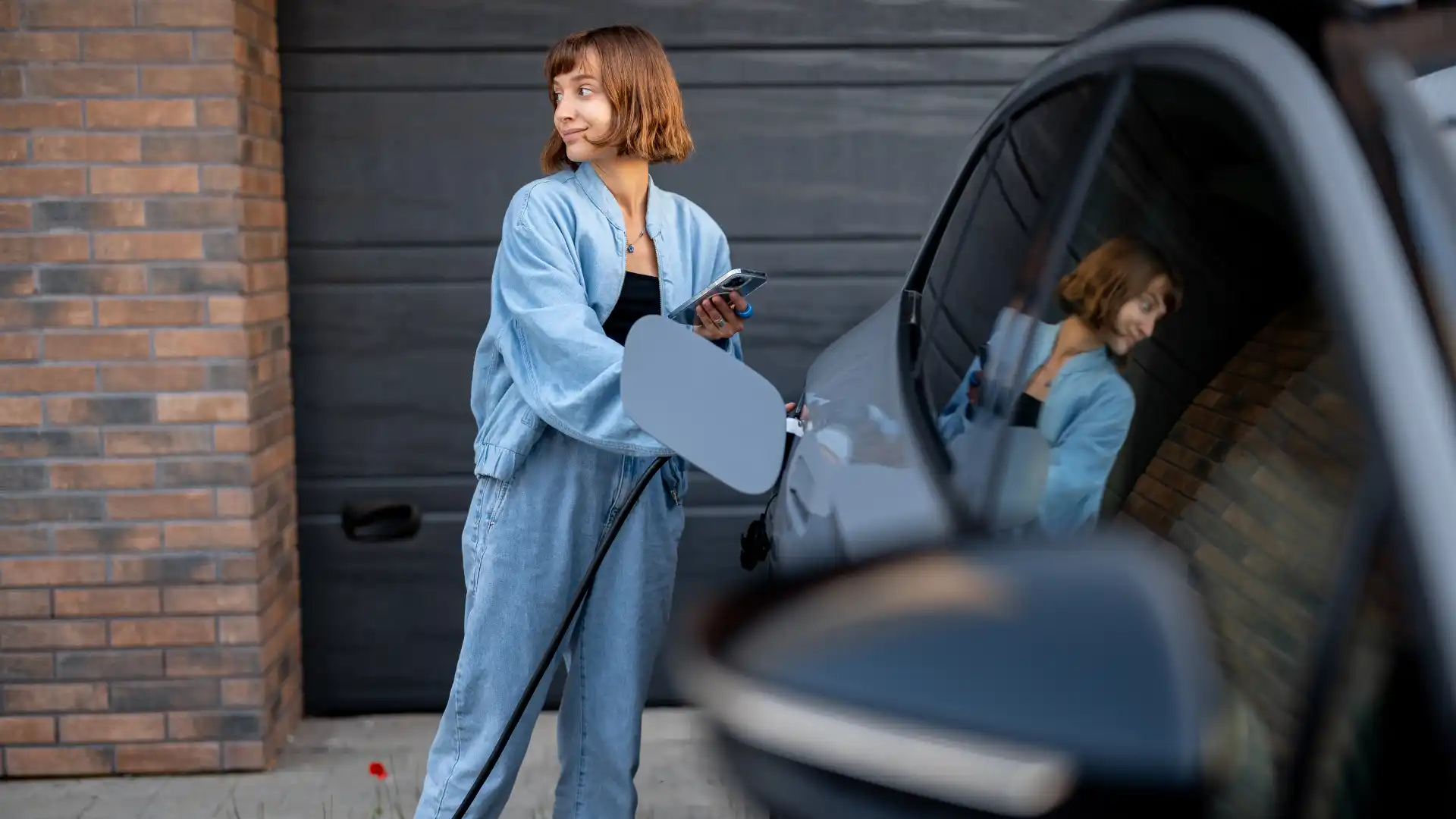 Ragazza ricarica auto elettrica