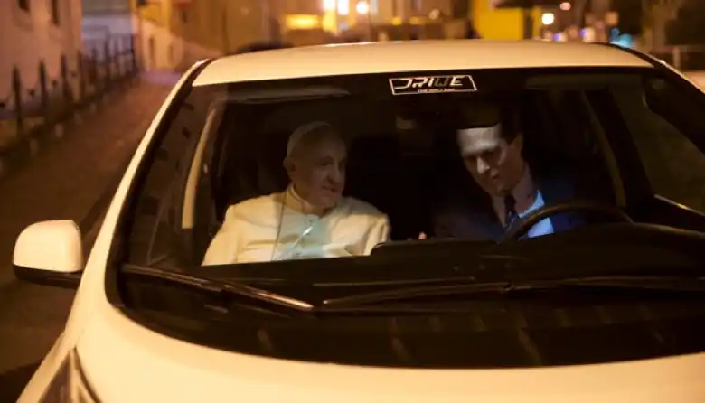 Il Papa in una macchina elettrica